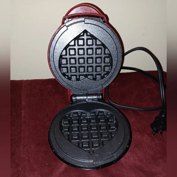 ❤️Dash Heart mini waffle maker. (030523E) - Picture 2 of 3